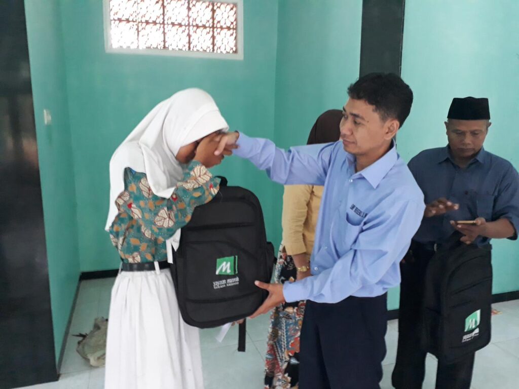 Yayasan Mannah Salurkan Bantuan Alat Pendidikan Untuk Siswa SMPN 2 Purwosari