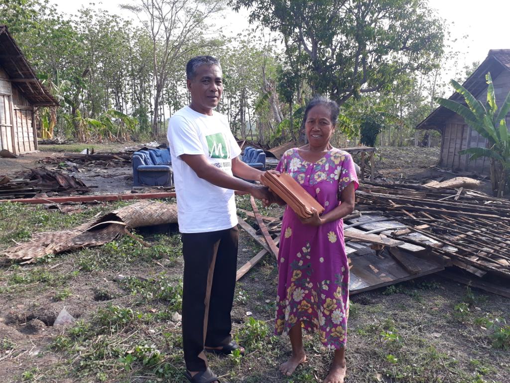 Angin Puting Beliung, Yayasan Mannah Gotong Royong Perbaiki Rumah Warga yang Roboh
