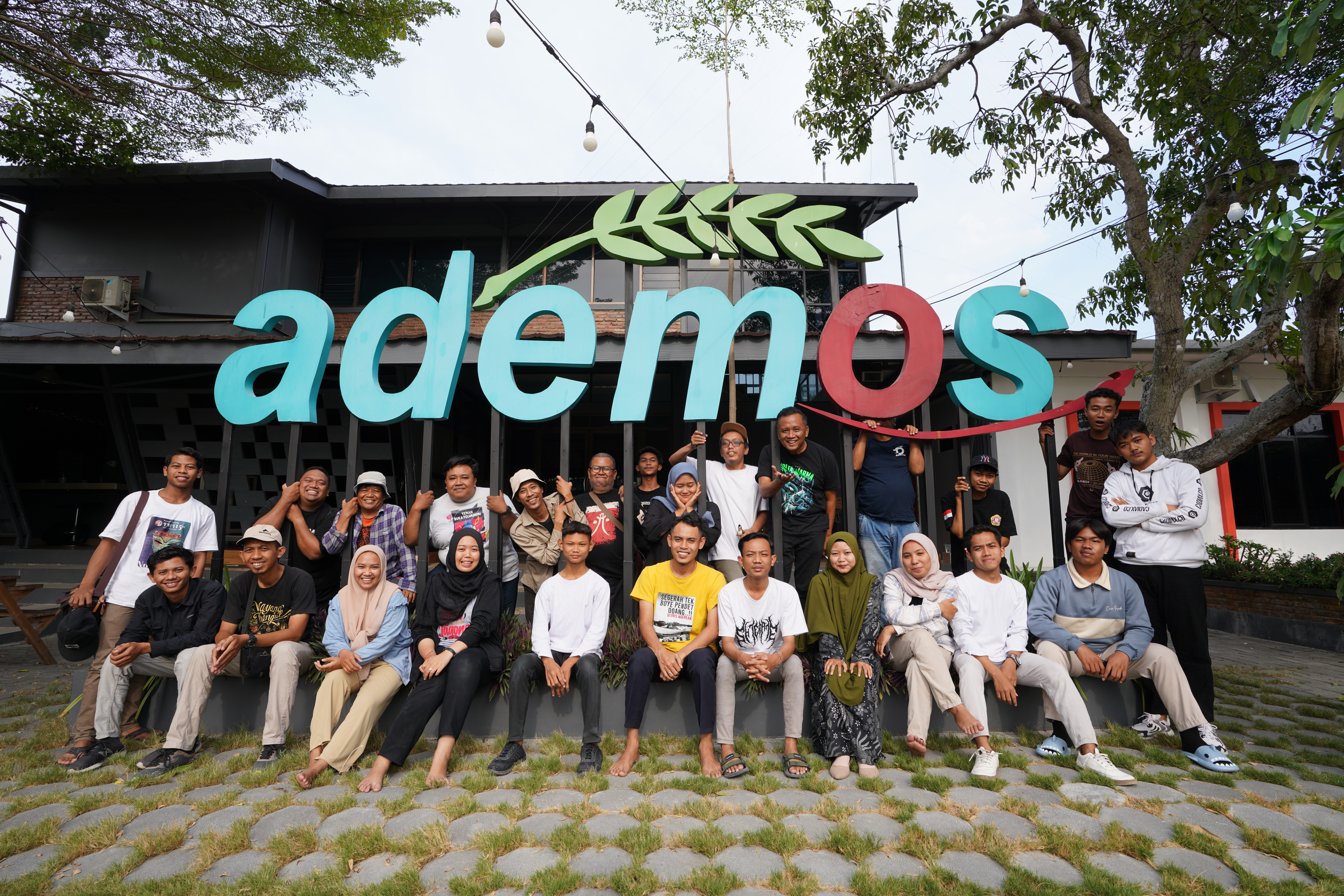 Ademos bersama Yayasan Mannah Indonesia Abadikan Cerita Dolokgede Lewat Fotografi : Merangkai Cerita Dibalik Jepretan Kamera