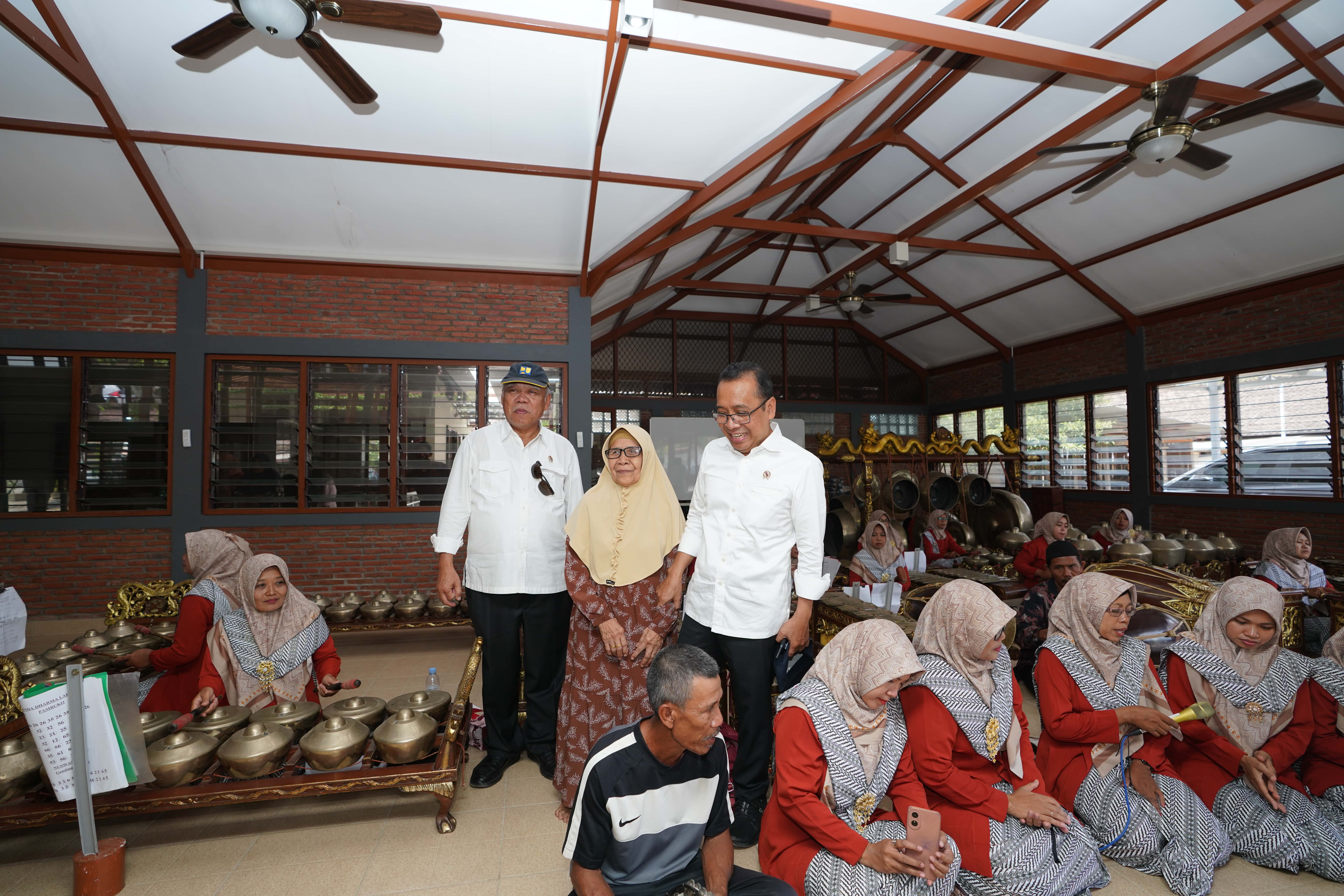 Dewan Pembina Mannah Indonesia Mensesneg Pratikno bersama Menteri PUPR berkunjung ke Dolokgede